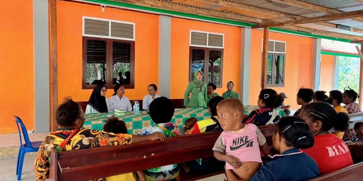 Jaga Kesehatan Ibu dan Anak, Persit KCK Cabang XVII Gelar Sosialisasi di Kampung Yamboi