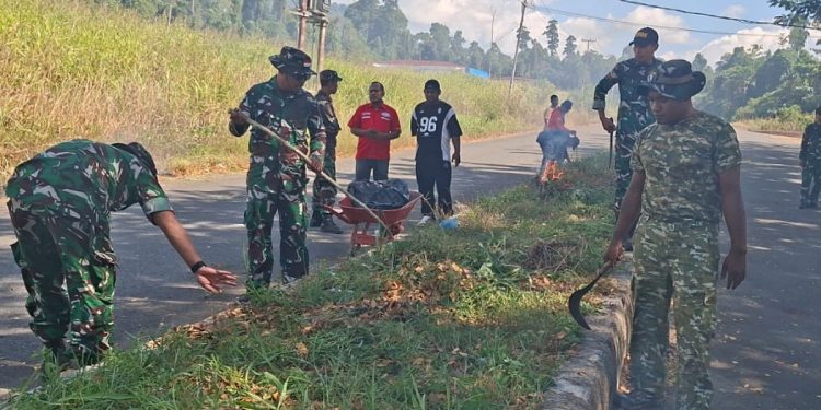 Satgas TMMD dan Masyarakat Gotong Royong Bersihkan Lingkungan Kampung Yamboi