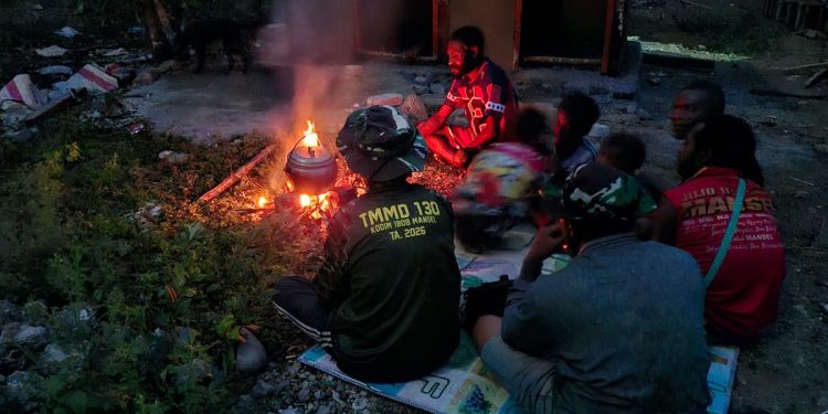 ‘Ditemanin Hangatnya Api Unggun’ Satgas TMMD ke-130 dan Warga Yamboi Merajut Persaudaraan