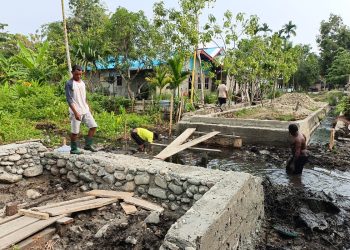 Di Tengah Lumpur dan Genangan Air, Satgas TMMD dan Warga Yamboi Tetap Semangat Bangun Jembatan