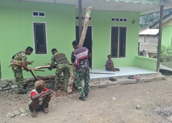 Usai Beribadah Bersama, Satgas TMMD ke-130 Bantu Warga Lansia Cari Kayu Bakar