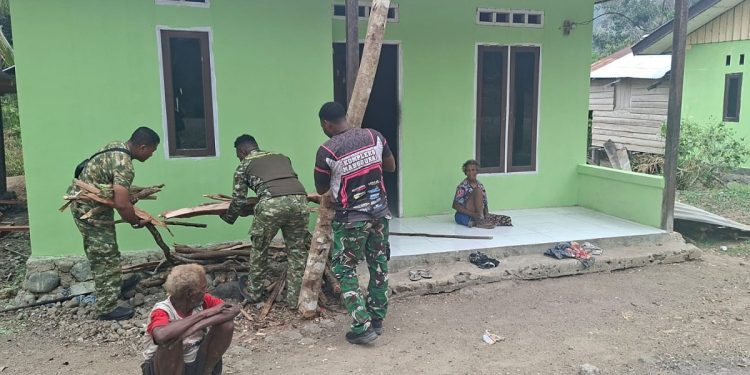 Usai Beribadah Bersama, Satgas TMMD ke-130 Bantu Warga Lansia Cari Kayu Bakar