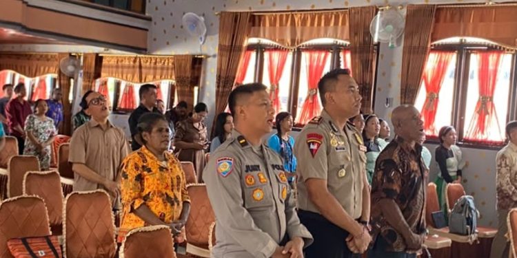 Ibadah Minggu, Wakapolres Bintuni: Keamanan Adalah Tanggung Jawab Bersama