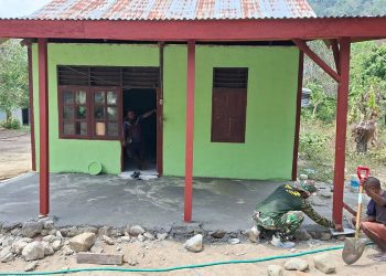 Inovasi Satgas TMMD, Mulai dari Pengecatan Hingga Pemasangan Lesplang Dilakukan Teliti