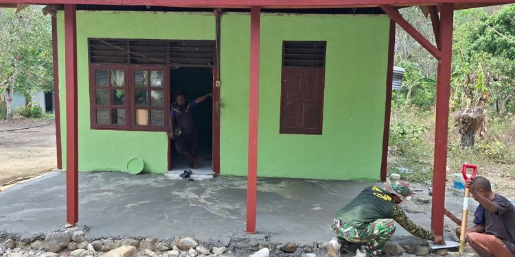 Inovasi Satgas TMMD, Mulai dari Pengecatan Hingga Pemasangan Lesplang Dilakukan Teliti