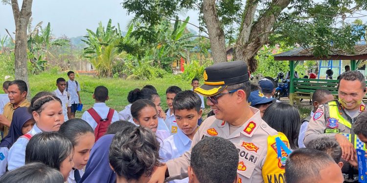 Kapolres Teluk Bintuni Edukasi Pelajar SMPN 1 Manimeri Bijak Bermedia Sosial dan Tertib Berlalu Lintas