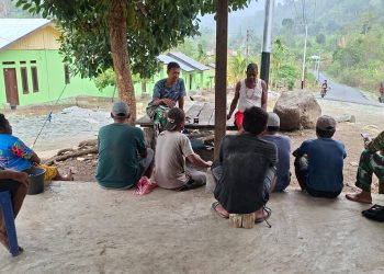 Canda Tawa Satgas TMMD dengan Warga Kampung Yamboi, Wujud Persaudaraan
