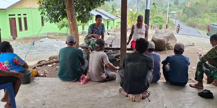 Canda Tawa Satgas TMMD dengan Warga Kampung Yamboi, Wujud Persaudaraan