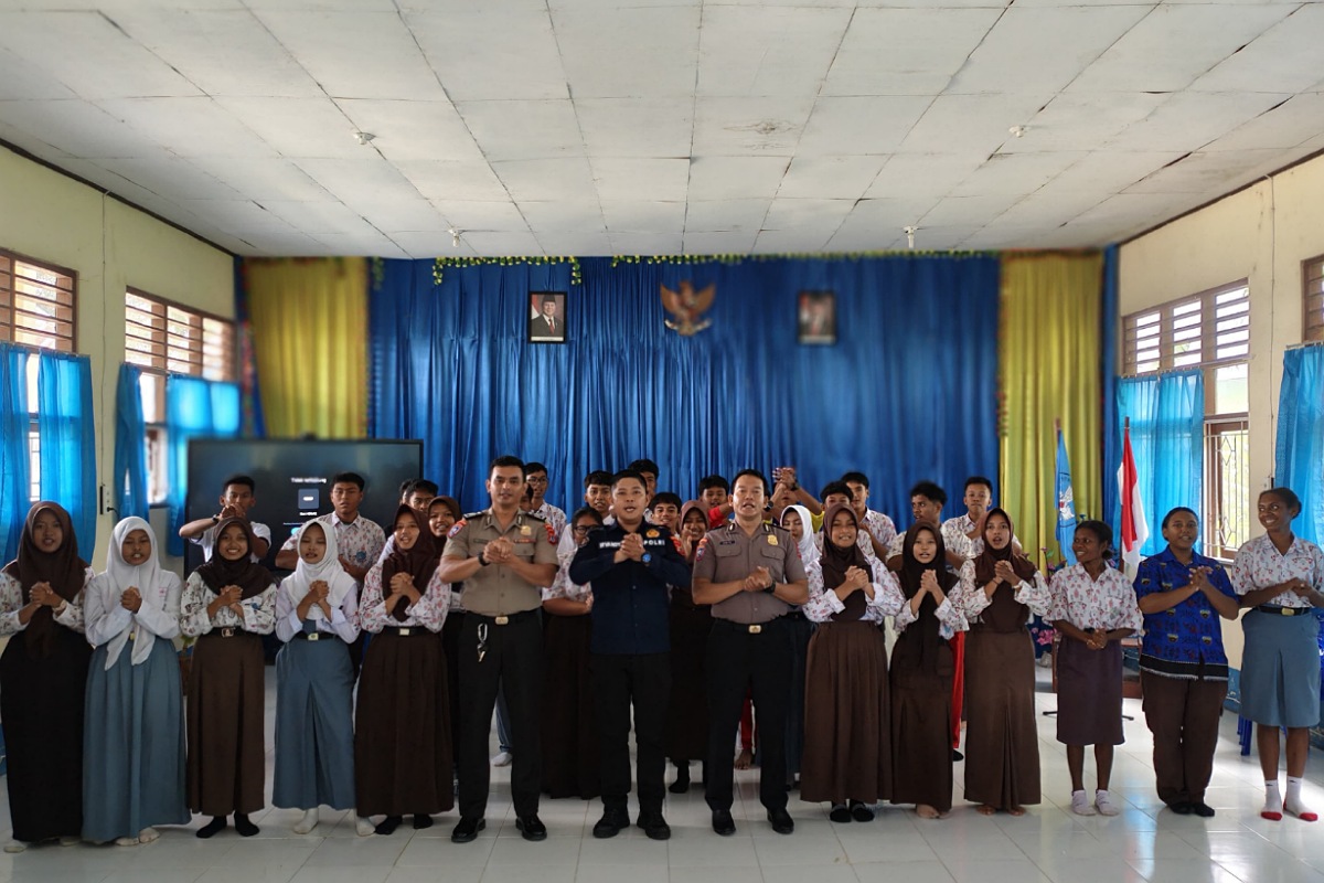 Sambangi SMPN 5 Kabupaten Sorong, Polda PBD Sosialisasi Bahaya Judol Pinjol Hingga Narkotika