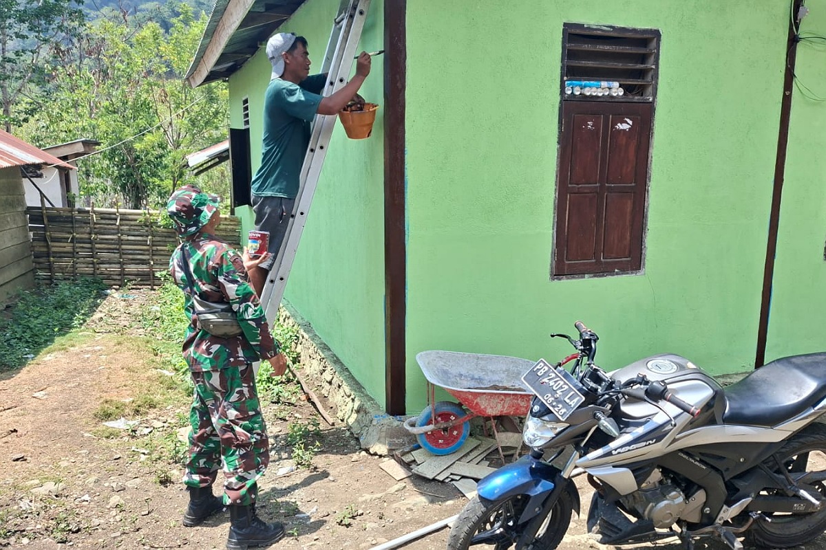 Bak Seorang Profesional, Satgas TMMD Lakukan Pengecatan Rumah dengan Teliti